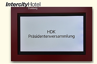 Wahlabend 2024-04-19 03  „Wir sind Prinz“ - Session 2024/2025 :: Am Freitag 19. April 2024 wählte uns  die Präsidentenversammlung zur Prinzencrew 2025. Wir sind der designierte Prinz Holger II. ,Andrees, die Hofmarschälle Mirko Beel und Detlef Schumacher. Als Pagen stehen uns Jana, Katharina, Manou und Maxime zur Seite. Die Kinderprinzencrew wurde ebenfalls im Amt bestätigt. Im Duisburger Intercity Hotel fand diese Veranstaltung statt. : DVPJ, Holger II, Phil II., Prinz Karneval, Prinz, Prinzessin Mia I., Hofmarschälle, Page, Pagen, Paginnen, HDK, Duisburg, Karneval, Helau, Tollität, Event, Session 2024, Session 2025, HDK Duisburg, Hauptausschuss, Hauptausschuss Karneval Duisburg, Duisburg ist echt