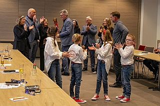 Wahlabend 2024-04-19 08  „Wir sind Prinz“ - Session 2024/2025 :: Am Freitag 19. April 2024 wählte uns  die Präsidentenversammlung zur Prinzencrew 2025. Wir sind der designierte Prinz Holger II. ,Andrees, die Hofmarschälle Mirko Beel und Detlef Schumacher. Als Pagen stehen uns Jana, Katharina, Manou und Maxime zur Seite. Die Kinderprinzencrew wurde ebenfalls im Amt bestätigt. Im Duisburger Intercity Hotel fand diese Veranstaltung statt. : DVPJ, Holger II, Phil II., Prinz Karneval, Prinz, Prinzessin Mia I., Hofmarschälle, Page, Pagen, Paginnen, HDK, Duisburg, Karneval, Helau, Tollität, Event, Session 2024, Session 2025, HDK Duisburg, Hauptausschuss, Hauptausschuss Karneval Duisburg, Duisburg ist echt