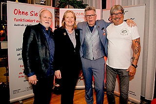 Wahlabend 2024-04-19 79  „Wir sind Prinz“ - Session 2024/2025 :: Am Freitag 19. April 2024 wählte uns  die Präsidentenversammlung zur Prinzencrew 2025. Wir sind der designierte Prinz Holger II. ,Andrees, die Hofmarschälle Mirko Beel und Detlef Schumacher. Als Pagen stehen uns Jana, Katharina, Manou und Maxime zur Seite. Die Kinderprinzencrew wurde ebenfalls im Amt bestätigt. Im Duisburger Intercity Hotel fand diese Veranstaltung statt. : DVPJ, Holger II, Phil II., Prinz Karneval, Prinz, Prinzessin Mia I., Hofmarschälle, Page, Pagen, Paginnen, HDK, Duisburg, Karneval, Helau, Tollität, Event, Session 2024, Session 2025, HDK Duisburg, Hauptausschuss, Hauptausschuss Karneval Duisburg, Duisburg ist echt