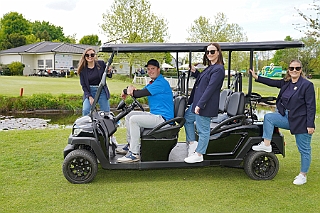 CharityGolf 2024-04-27 09  Charity-Golturnier beim GC Röttgersbach - Die Crew mit vollem Einsatz und gut gelaunt bei der Charity Veranstaltung der Familienstiftung Thomas und Erika Münch auf der Golfanlage Röttgersbach, angrenzend an den Erholungspark Mattlerbusch. : DVPJ, Holger II, Phil II., Prinz Karneval, Prinz, Prinzessin Mia I., Hofmarschälle, Page, Pagen, Paginnen, HDK, Duisburg, Karneval, Helau, Tollität, Event, Session 2024, Session 2025, HDK Duisburg, Hauptausschuss, Hauptausschuss Karneval Duisburg, Duisburg ist echt