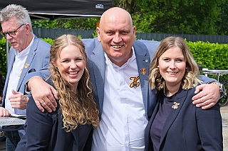 01 KKK KaLi 2024-05-04 01  Unser erster Tourtag, der 4. Mai 2024 - Die erste Station führte uns über den Rhein nach Kamp Lintfort zum Karnevals Komitee Kolping, zur des Sommerfest. Den Zweiten Termin hatten wir in Rheinhausen an Manu´s Treff. Dort hatten die Ruhrpott-Guggis  Musikfest mit Party-Night geladen. Danach folgten wir der Einladung zum Maifest der Rot-Goldenen KG in Duisburg Laar. : DVPJ, Holger II, Phil II., Prinz Karneval, Prinz, Prinzessin Mia I., Hofmarschälle, Page, Pagen, Paginnen, HDK, Duisburg, Karneval, Helau, Tollität, Event, Session 2024, Session 2025, HDK Duisburg, Hauptausschuss, Hauptausschuss Karneval Duisburg, Duisburg ist echt