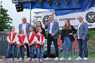 02 Musikf RuhrpGugg 2024-05-04 10  Unser erster Tourtag, der 4. Mai 2024 - Die erste Station führte uns über den Rhein nach Kamp Lintfort zum Karnevals Komitee Kolping, zur des Sommerfest. Den Zweiten Termin hatten wir in Rheinhausen an Manu´s Treff. Dort hatten die Ruhrpott-Guggis  Musikfest mit Party-Night geladen. Danach folgten wir der Einladung zum Maifest der Rot-Goldenen KG in Duisburg Laar. : DVPJ, Holger II, Phil II., Prinz Karneval, Prinz, Prinzessin Mia I., Hofmarschälle, Page, Pagen, Paginnen, HDK, Duisburg, Karneval, Helau, Tollität, Event, Session 2024, Session 2025, HDK Duisburg, Hauptausschuss, Hauptausschuss Karneval Duisburg, Duisburg ist echt