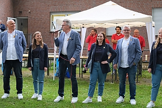 03 Maifest RGLaar 2024-05-04 02  Unser erster Tourtag, der 4. Mai 2024 - Die erste Station führte uns über den Rhein nach Kamp Lintfort zum Karnevals Komitee Kolping, zur des Sommerfest. Den Zweiten Termin hatten wir in Rheinhausen an Manu´s Treff. Dort hatten die Ruhrpott-Guggis  Musikfest mit Party-Night geladen. Danach folgten wir der Einladung zum Maifest der Rot-Goldenen KG in Duisburg Laar. : DVPJ, Holger II, Phil II., Prinz Karneval, Prinz, Prinzessin Mia I., Hofmarschälle, Page, Pagen, Paginnen, HDK, Duisburg, Karneval, Helau, Tollität, Event, Session 2024, Session 2025, HDK Duisburg, Hauptausschuss, Hauptausschuss Karneval Duisburg, Duisburg ist echt