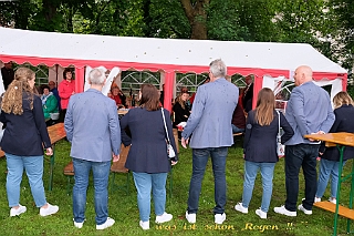 03 Maifest RGLaar 2024-05-04 03  Unser erster Tourtag, der 4. Mai 2024 - Die erste Station führte uns über den Rhein nach Kamp Lintfort zum Karnevals Komitee Kolping, zur des Sommerfest. Den Zweiten Termin hatten wir in Rheinhausen an Manu´s Treff. Dort hatten die Ruhrpott-Guggis  Musikfest mit Party-Night geladen. Danach folgten wir der Einladung zum Maifest der Rot-Goldenen KG in Duisburg Laar. : DVPJ, Holger II, Phil II., Prinz Karneval, Prinz, Prinzessin Mia I., Hofmarschälle, Page, Pagen, Paginnen, HDK, Duisburg, Karneval, Helau, Tollität, Event, Session 2024, Session 2025, HDK Duisburg, Hauptausschuss, Hauptausschuss Karneval Duisburg, Duisburg ist echt