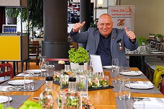 SponTref 2024-06-06 07  Sponsorentreffen im IntercityHotel am 6. Juni 2024 - „Ohne Sie funktioniert es nicht! Auch wir schaffen es nicht alleine!“ Unter diesem Motto hatte die designierte Prinzencrew 2025 zum Sponsorentreffen in IntercityHotel am Duisburger Hauptbahnhof geladen, um das Interesse an den vielfältigen Aktivitäten der Crew zu wecken. : DVPJ, Holger II, Phil II., Prinz Karneval, Prinz, Prinzessin Mia I., Hofmarschälle, Page, Pagen, Paginnen, HDK, Duisburg, Karneval, Helau, Tollität, Event, Session 2024, Session 2025, HDK Duisburg, Hauptausschuss, Hauptausschuss Karneval Duisburg, Duisburg ist echt