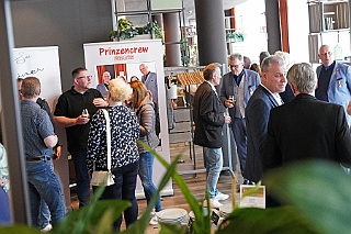 SponTref 2024-06-06 09  Sponsorentreffen im IntercityHotel am 6. Juni 2024 - „Ohne Sie funktioniert es nicht! Auch wir schaffen es nicht alleine!“ Unter diesem Motto hatte die designierte Prinzencrew 2025 zum Sponsorentreffen in IntercityHotel am Duisburger Hauptbahnhof geladen, um das Interesse an den vielfältigen Aktivitäten der Crew zu wecken. : DVPJ, Holger II, Phil II., Prinz Karneval, Prinz, Prinzessin Mia I., Hofmarschälle, Page, Pagen, Paginnen, HDK, Duisburg, Karneval, Helau, Tollität, Event, Session 2024, Session 2025, HDK Duisburg, Hauptausschuss, Hauptausschuss Karneval Duisburg, Duisburg ist echt