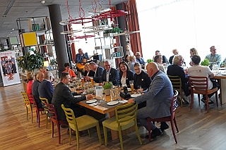 SponTref 2024-06-06 12  Sponsorentreffen im IntercityHotel am 6. Juni 2024 - „Ohne Sie funktioniert es nicht! Auch wir schaffen es nicht alleine!“ Unter diesem Motto hatte die designierte Prinzencrew 2025 zum Sponsorentreffen in IntercityHotel am Duisburger Hauptbahnhof geladen, um das Interesse an den vielfältigen Aktivitäten der Crew zu wecken. : DVPJ, Holger II, Phil II., Prinz Karneval, Prinz, Prinzessin Mia I., Hofmarschälle, Page, Pagen, Paginnen, HDK, Duisburg, Karneval, Helau, Tollität, Event, Session 2024, Session 2025, HDK Duisburg, Hauptausschuss, Hauptausschuss Karneval Duisburg, Duisburg ist echt