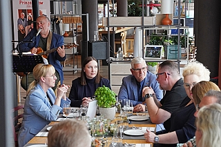 SponTref 2024-06-06 13  Sponsorentreffen im IntercityHotel am 6. Juni 2024 - „Ohne Sie funktioniert es nicht! Auch wir schaffen es nicht alleine!“ Unter diesem Motto hatte die designierte Prinzencrew 2025 zum Sponsorentreffen in IntercityHotel am Duisburger Hauptbahnhof geladen, um das Interesse an den vielfältigen Aktivitäten der Crew zu wecken. : DVPJ, Holger II, Phil II., Prinz Karneval, Prinz, Prinzessin Mia I., Hofmarschälle, Page, Pagen, Paginnen, HDK, Duisburg, Karneval, Helau, Tollität, Event, Session 2024, Session 2025, HDK Duisburg, Hauptausschuss, Hauptausschuss Karneval Duisburg, Duisburg ist echt