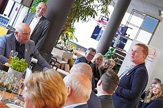 SponTref 2024-06-06 17  Sponsorentreffen im IntercityHotel am 6. Juni 2024 - „Ohne Sie funktioniert es nicht! Auch wir schaffen es nicht alleine!“ Unter diesem Motto hatte die designierte Prinzencrew 2025 zum Sponsorentreffen in IntercityHotel am Duisburger Hauptbahnhof geladen, um das Interesse an den vielfältigen Aktivitäten der Crew zu wecken. : DVPJ, Holger II, Phil II., Prinz Karneval, Prinz, Prinzessin Mia I., Hofmarschälle, Page, Pagen, Paginnen, HDK, Duisburg, Karneval, Helau, Tollität, Event, Session 2024, Session 2025, HDK Duisburg, Hauptausschuss, Hauptausschuss Karneval Duisburg, Duisburg ist echt