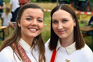 NarrzHombSommerf 2024-06-22 03  Narrenzunft Homberg - Sommerfest - Vielen lieben Dank für die Gastfreundschaften auf eurem Sommerfest am 22. Juni auf dem Bauernhof der Familie Hase an der Bruchstraße in Homberg. : DVPJ, Holger II, Phil II., Prinz Karneval, Prinz, Prinzessin Mia I., Hofmarschälle, Page, Pagen, Paginnen, HDK, Duisburg, Karneval, Helau, Tollität, Event, Session 2024, Session 2025, HDK Duisburg, Hauptausschuss, Hauptausschuss Karneval Duisburg, Duisburg ist echt