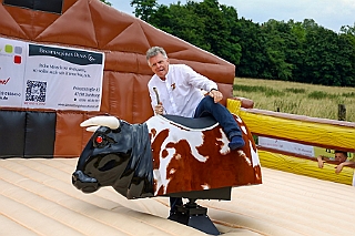 NarrzHombSommerf 2024-06-22 05  Narrenzunft Homberg - Sommerfest - Vielen lieben Dank für die Gastfreundschaften auf eurem Sommerfest am 22. Juni auf dem Bauernhof der Familie Hase an der Bruchstraße in Homberg. : DVPJ, Holger II, Phil II., Prinz Karneval, Prinz, Prinzessin Mia I., Hofmarschälle, Page, Pagen, Paginnen, HDK, Duisburg, Karneval, Helau, Tollität, Event, Session 2024, Session 2025, HDK Duisburg, Hauptausschuss, Hauptausschuss Karneval Duisburg, Duisburg ist echt