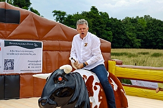 NarrzHombSommerf 2024-06-22 06  Narrenzunft Homberg - Sommerfest - Vielen lieben Dank für die Gastfreundschaften auf eurem Sommerfest am 22. Juni auf dem Bauernhof der Familie Hase an der Bruchstraße in Homberg. : DVPJ, Holger II, Phil II., Prinz Karneval, Prinz, Prinzessin Mia I., Hofmarschälle, Page, Pagen, Paginnen, HDK, Duisburg, Karneval, Helau, Tollität, Event, Session 2024, Session 2025, HDK Duisburg, Hauptausschuss, Hauptausschuss Karneval Duisburg, Duisburg ist echt