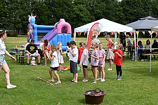 01 SommerfStadtgrd 2024-06-29 02  Ein schöner Tag… - Am Samstag dem 29. Juni waren Gäste auf dem Sommerfest der Stadtgarde Rot-Weiss auf dem dem Gelände des PSV 1900 an der Futterstraße. Danach besuchten wir das GARDEGRILLEN der Prinzengarde an der Wagenhalle an der Sympherstraße. : DVPJ, Holger II, Phil II., Prinz Karneval, Prinz, Prinzessin Mia I., Hofmarschälle, Page, Pagen, Paginnen, HDK, Duisburg, Karneval, Helau, Tollität, Event, Session 2024, Session 2025, HDK Duisburg, Hauptausschuss, Hauptausschuss Karneval Duisburg, Duisburg ist echt