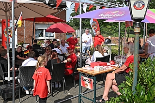 01 SommerfStadtgrd 2024-06-29 05  Ein schöner Tag… - Am Samstag dem 29. Juni waren Gäste auf dem Sommerfest der Stadtgarde Rot-Weiss auf dem dem Gelände des PSV 1900 an der Futterstraße. Danach besuchten wir das GARDEGRILLEN der Prinzengarde an der Wagenhalle an der Sympherstraße. : DVPJ, Holger II, Phil II., Prinz Karneval, Prinz, Prinzessin Mia I., Hofmarschälle, Page, Pagen, Paginnen, HDK, Duisburg, Karneval, Helau, Tollität, Event, Session 2024, Session 2025, HDK Duisburg, Hauptausschuss, Hauptausschuss Karneval Duisburg, Duisburg ist echt