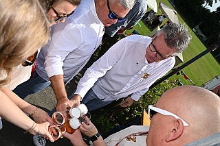 01 SommerfStadtgrd 2024-06-29 07  Ein schöner Tag… - Am Samstag dem 29. Juni waren Gäste auf dem Sommerfest der Stadtgarde Rot-Weiss auf dem dem Gelände des PSV 1900 an der Futterstraße. Danach besuchten wir das GARDEGRILLEN der Prinzengarde an der Wagenhalle an der Sympherstraße. : DVPJ, Holger II, Phil II., Prinz Karneval, Prinz, Prinzessin Mia I., Hofmarschälle, Page, Pagen, Paginnen, HDK, Duisburg, Karneval, Helau, Tollität, Event, Session 2024, Session 2025, HDK Duisburg, Hauptausschuss, Hauptausschuss Karneval Duisburg, Duisburg ist echt