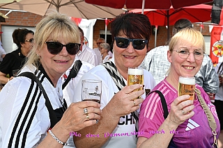 01 SommerfStadtgrd 2024-06-29 10  Ein schöner Tag… - Am Samstag dem 29. Juni waren Gäste auf dem Sommerfest der Stadtgarde Rot-Weiss auf dem dem Gelände des PSV 1900 an der Futterstraße. Danach besuchten wir das GARDEGRILLEN der Prinzengarde an der Wagenhalle an der Sympherstraße. : DVPJ, Holger II, Phil II., Prinz Karneval, Prinz, Prinzessin Mia I., Hofmarschälle, Page, Pagen, Paginnen, HDK, Duisburg, Karneval, Helau, Tollität, Event, Session 2024, Session 2025, HDK Duisburg, Hauptausschuss, Hauptausschuss Karneval Duisburg, Duisburg ist echt