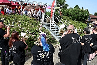 01 SommerfStadtgrd 2024-06-29 11  Ein schöner Tag… - Am Samstag dem 29. Juni waren Gäste auf dem Sommerfest der Stadtgarde Rot-Weiss auf dem dem Gelände des PSV 1900 an der Futterstraße. Danach besuchten wir das GARDEGRILLEN der Prinzengarde an der Wagenhalle an der Sympherstraße. : DVPJ, Holger II, Phil II., Prinz Karneval, Prinz, Prinzessin Mia I., Hofmarschälle, Page, Pagen, Paginnen, HDK, Duisburg, Karneval, Helau, Tollität, Event, Session 2024, Session 2025, HDK Duisburg, Hauptausschuss, Hauptausschuss Karneval Duisburg, Duisburg ist echt