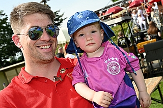 01 SommerfStadtgrd 2024-06-29 12  Ein schöner Tag… - Am Samstag dem 29. Juni waren Gäste auf dem Sommerfest der Stadtgarde Rot-Weiss auf dem dem Gelände des PSV 1900 an der Futterstraße. Danach besuchten wir das GARDEGRILLEN der Prinzengarde an der Wagenhalle an der Sympherstraße. : DVPJ, Holger II, Phil II., Prinz Karneval, Prinz, Prinzessin Mia I., Hofmarschälle, Page, Pagen, Paginnen, HDK, Duisburg, Karneval, Helau, Tollität, Event, Session 2024, Session 2025, HDK Duisburg, Hauptausschuss, Hauptausschuss Karneval Duisburg, Duisburg ist echt