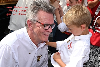 01 SommerfStadtgrd 2024-06-29 13  Ein schöner Tag… - Am Samstag dem 29. Juni waren Gäste auf dem Sommerfest der Stadtgarde Rot-Weiss auf dem dem Gelände des PSV 1900 an der Futterstraße. Danach besuchten wir das GARDEGRILLEN der Prinzengarde an der Wagenhalle an der Sympherstraße. : DVPJ, Holger II, Phil II., Prinz Karneval, Prinz, Prinzessin Mia I., Hofmarschälle, Page, Pagen, Paginnen, HDK, Duisburg, Karneval, Helau, Tollität, Event, Session 2024, Session 2025, HDK Duisburg, Hauptausschuss, Hauptausschuss Karneval Duisburg, Duisburg ist echt