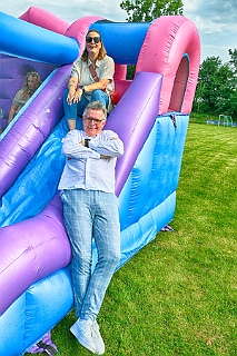 01 SommerfStadtgrd 2024-06-29 15  Ein schöner Tag… - Am Samstag dem 29. Juni waren Gäste auf dem Sommerfest der Stadtgarde Rot-Weiss auf dem dem Gelände des PSV 1900 an der Futterstraße. Danach besuchten wir das GARDEGRILLEN der Prinzengarde an der Wagenhalle an der Sympherstraße. : DVPJ, Holger II, Phil II., Prinz Karneval, Prinz, Prinzessin Mia I., Hofmarschälle, Page, Pagen, Paginnen, HDK, Duisburg, Karneval, Helau, Tollität, Event, Session 2024, Session 2025, HDK Duisburg, Hauptausschuss, Hauptausschuss Karneval Duisburg, Duisburg ist echt