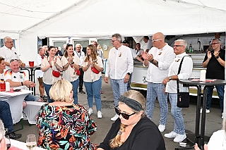 02 GardegrPrinzengrd 2024-06-29 04  Ein schöner Tag… - Am Samstag dem 29. Juni waren Gäste auf dem Sommerfest der Stadtgarde Rot-Weiss auf dem dem Gelände des PSV 1900 an der Futterstraße. Danach besuchten wir das GARDEGRILLEN der Prinzengarde an der Wagenhalle an der Sympherstraße. : DVPJ, Holger II, Phil II., Prinz Karneval, Prinz, Prinzessin Mia I., Hofmarschälle, Page, Pagen, Paginnen, HDK, Duisburg, Karneval, Helau, Tollität, Event, Session 2024, Session 2025, HDK Duisburg, Hauptausschuss, Hauptausschuss Karneval Duisburg, Duisburg ist echt