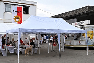 02 GardegrPrinzengrd 2024-06-29 07  Ein schöner Tag… - Am Samstag dem 29. Juni waren Gäste auf dem Sommerfest der Stadtgarde Rot-Weiss auf dem dem Gelände des PSV 1900 an der Futterstraße. Danach besuchten wir das GARDEGRILLEN der Prinzengarde an der Wagenhalle an der Sympherstraße. : DVPJ, Holger II, Phil II., Prinz Karneval, Prinz, Prinzessin Mia I., Hofmarschälle, Page, Pagen, Paginnen, HDK, Duisburg, Karneval, Helau, Tollität, Event, Session 2024, Session 2025, HDK Duisburg, Hauptausschuss, Hauptausschuss Karneval Duisburg, Duisburg ist echt