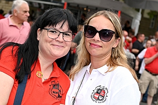 HDKSommerBiwak 2024-07-21 03  HDK Sommerbiwak 2024 - Pünktlich um 11.11 Uhr startete das 7. Sommerbiwak vom Hauptausschuss auf der Hauptbühne beim Duisburger Stadtfest zwischen City Palais und Forum. Die Akteure   im unterhaltsamen Programm, die Stark Reduzierte Einzelstücke, ⁠Lonnie & Friends von den Jungpiraten, die designierte Kinderprinzencrew 2024/25, ⁠Annika (Solo-Mariechen der KG Marxloher Jecken), die Kölner Band „⁠Miljö“ , wir die designierte Prinzencrew 2024/25 mit Holger II. und ⁠Philipp Godart. Für musikalische Untermalung sorgte das DJ Duo Schwarzwaldzimmer. : DVPJ, Holger II, Phil II., Prinz Karneval, Prinz, Prinzessin Mia I., Hofmarschälle, Page, Pagen, Paginnen, HDK, Duisburg, Karneval, Helau, Tollität, Event, Session 2024, Session 2025, HDK Duisburg, Hauptausschuss, Hauptausschuss Karneval Duisburg, Duisburg ist echt
