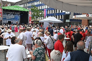 HDKSommerBiwak 2024-07-21 04  HDK Sommerbiwak 2024 - Pünktlich um 11.11 Uhr startete das 7. Sommerbiwak vom Hauptausschuss auf der Hauptbühne beim Duisburger Stadtfest zwischen City Palais und Forum. Die Akteure   im unterhaltsamen Programm, die Stark Reduzierte Einzelstücke, ⁠Lonnie & Friends von den Jungpiraten, die designierte Kinderprinzencrew 2024/25, ⁠Annika (Solo-Mariechen der KG Marxloher Jecken), die Kölner Band „⁠Miljö“ , wir die designierte Prinzencrew 2024/25 mit Holger II. und ⁠Philipp Godart. Für musikalische Untermalung sorgte das DJ Duo Schwarzwaldzimmer. : DVPJ, Holger II, Phil II., Prinz Karneval, Prinz, Prinzessin Mia I., Hofmarschälle, Page, Pagen, Paginnen, HDK, Duisburg, Karneval, Helau, Tollität, Event, Session 2024, Session 2025, HDK Duisburg, Hauptausschuss, Hauptausschuss Karneval Duisburg, Duisburg ist echt