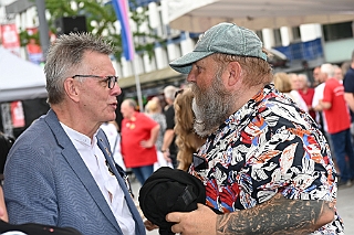 HDKSommerBiwak 2024-07-21 05  HDK Sommerbiwak 2024 - Pünktlich um 11.11 Uhr startete das 7. Sommerbiwak vom Hauptausschuss auf der Hauptbühne beim Duisburger Stadtfest zwischen City Palais und Forum. Die Akteure   im unterhaltsamen Programm, die Stark Reduzierte Einzelstücke, ⁠Lonnie & Friends von den Jungpiraten, die designierte Kinderprinzencrew 2024/25, ⁠Annika (Solo-Mariechen der KG Marxloher Jecken), die Kölner Band „⁠Miljö“ , wir die designierte Prinzencrew 2024/25 mit Holger II. und ⁠Philipp Godart. Für musikalische Untermalung sorgte das DJ Duo Schwarzwaldzimmer. : DVPJ, Holger II, Phil II., Prinz Karneval, Prinz, Prinzessin Mia I., Hofmarschälle, Page, Pagen, Paginnen, HDK, Duisburg, Karneval, Helau, Tollität, Event, Session 2024, Session 2025, HDK Duisburg, Hauptausschuss, Hauptausschuss Karneval Duisburg, Duisburg ist echt