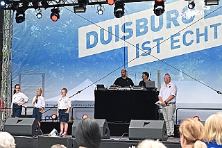 HDKSommerBiwak 2024-07-21 07  HDK Sommerbiwak 2024 - Pünktlich um 11.11 Uhr startete das 7. Sommerbiwak vom Hauptausschuss auf der Hauptbühne beim Duisburger Stadtfest zwischen City Palais und Forum. Die Akteure   im unterhaltsamen Programm, die Stark Reduzierte Einzelstücke, ⁠Lonnie & Friends von den Jungpiraten, die designierte Kinderprinzencrew 2024/25, ⁠Annika (Solo-Mariechen der KG Marxloher Jecken), die Kölner Band „⁠Miljö“ , wir die designierte Prinzencrew 2024/25 mit Holger II. und ⁠Philipp Godart. Für musikalische Untermalung sorgte das DJ Duo Schwarzwaldzimmer. : DVPJ, Holger II, Phil II., Prinz Karneval, Prinz, Prinzessin Mia I., Hofmarschälle, Page, Pagen, Paginnen, HDK, Duisburg, Karneval, Helau, Tollität, Event, Session 2024, Session 2025, HDK Duisburg, Hauptausschuss, Hauptausschuss Karneval Duisburg, Duisburg ist echt