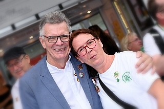 HDKSommerBiwak 2024-07-21 12  HDK Sommerbiwak 2024 - Pünktlich um 11.11 Uhr startete das 7. Sommerbiwak vom Hauptausschuss auf der Hauptbühne beim Duisburger Stadtfest zwischen City Palais und Forum. Die Akteure   im unterhaltsamen Programm, die Stark Reduzierte Einzelstücke, ⁠Lonnie & Friends von den Jungpiraten, die designierte Kinderprinzencrew 2024/25, ⁠Annika (Solo-Mariechen der KG Marxloher Jecken), die Kölner Band „⁠Miljö“ , wir die designierte Prinzencrew 2024/25 mit Holger II. und ⁠Philipp Godart. Für musikalische Untermalung sorgte das DJ Duo Schwarzwaldzimmer. : DVPJ, Holger II, Phil II., Prinz Karneval, Prinz, Prinzessin Mia I., Hofmarschälle, Page, Pagen, Paginnen, HDK, Duisburg, Karneval, Helau, Tollität, Event, Session 2024, Session 2025, HDK Duisburg, Hauptausschuss, Hauptausschuss Karneval Duisburg, Duisburg ist echt