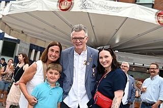 HDKSommerBiwak 2024-07-21 13  HDK Sommerbiwak 2024 - Pünktlich um 11.11 Uhr startete das 7. Sommerbiwak vom Hauptausschuss auf der Hauptbühne beim Duisburger Stadtfest zwischen City Palais und Forum. Die Akteure   im unterhaltsamen Programm, die Stark Reduzierte Einzelstücke, ⁠Lonnie & Friends von den Jungpiraten, die designierte Kinderprinzencrew 2024/25, ⁠Annika (Solo-Mariechen der KG Marxloher Jecken), die Kölner Band „⁠Miljö“ , wir die designierte Prinzencrew 2024/25 mit Holger II. und ⁠Philipp Godart. Für musikalische Untermalung sorgte das DJ Duo Schwarzwaldzimmer. : DVPJ, Holger II, Phil II., Prinz Karneval, Prinz, Prinzessin Mia I., Hofmarschälle, Page, Pagen, Paginnen, HDK, Duisburg, Karneval, Helau, Tollität, Event, Session 2024, Session 2025, HDK Duisburg, Hauptausschuss, Hauptausschuss Karneval Duisburg, Duisburg ist echt