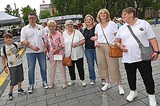 HDKSommerBiwak 2024-07-21 14  HDK Sommerbiwak 2024 - Pünktlich um 11.11 Uhr startete das 7. Sommerbiwak vom Hauptausschuss auf der Hauptbühne beim Duisburger Stadtfest zwischen City Palais und Forum. Die Akteure   im unterhaltsamen Programm, die Stark Reduzierte Einzelstücke, ⁠Lonnie & Friends von den Jungpiraten, die designierte Kinderprinzencrew 2024/25, ⁠Annika (Solo-Mariechen der KG Marxloher Jecken), die Kölner Band „⁠Miljö“ , wir die designierte Prinzencrew 2024/25 mit Holger II. und ⁠Philipp Godart. Für musikalische Untermalung sorgte das DJ Duo Schwarzwaldzimmer. : DVPJ, Holger II, Phil II., Prinz Karneval, Prinz, Prinzessin Mia I., Hofmarschälle, Page, Pagen, Paginnen, HDK, Duisburg, Karneval, Helau, Tollität, Event, Session 2024, Session 2025, HDK Duisburg, Hauptausschuss, Hauptausschuss Karneval Duisburg, Duisburg ist echt
