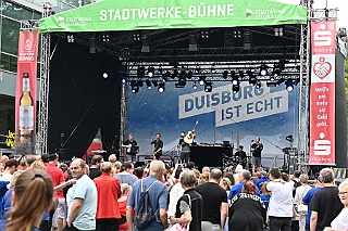 HDKSommerBiwak 2024-07-21 15  HDK Sommerbiwak 2024 - Pünktlich um 11.11 Uhr startete das 7. Sommerbiwak vom Hauptausschuss auf der Hauptbühne beim Duisburger Stadtfest zwischen City Palais und Forum. Die Akteure   im unterhaltsamen Programm, die Stark Reduzierte Einzelstücke, ⁠Lonnie & Friends von den Jungpiraten, die designierte Kinderprinzencrew 2024/25, ⁠Annika (Solo-Mariechen der KG Marxloher Jecken), die Kölner Band „⁠Miljö“ , wir die designierte Prinzencrew 2024/25 mit Holger II. und ⁠Philipp Godart. Für musikalische Untermalung sorgte das DJ Duo Schwarzwaldzimmer. : DVPJ, Holger II, Phil II., Prinz Karneval, Prinz, Prinzessin Mia I., Hofmarschälle, Page, Pagen, Paginnen, HDK, Duisburg, Karneval, Helau, Tollität, Event, Session 2024, Session 2025, HDK Duisburg, Hauptausschuss, Hauptausschuss Karneval Duisburg, Duisburg ist echt