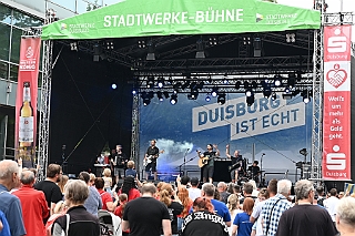 HDKSommerBiwak 2024-07-21 16  HDK Sommerbiwak 2024 - Pünktlich um 11.11 Uhr startete das 7. Sommerbiwak vom Hauptausschuss auf der Hauptbühne beim Duisburger Stadtfest zwischen City Palais und Forum. Die Akteure   im unterhaltsamen Programm, die Stark Reduzierte Einzelstücke, ⁠Lonnie & Friends von den Jungpiraten, die designierte Kinderprinzencrew 2024/25, ⁠Annika (Solo-Mariechen der KG Marxloher Jecken), die Kölner Band „⁠Miljö“ , wir die designierte Prinzencrew 2024/25 mit Holger II. und ⁠Philipp Godart. Für musikalische Untermalung sorgte das DJ Duo Schwarzwaldzimmer. : DVPJ, Holger II, Phil II., Prinz Karneval, Prinz, Prinzessin Mia I., Hofmarschälle, Page, Pagen, Paginnen, HDK, Duisburg, Karneval, Helau, Tollität, Event, Session 2024, Session 2025, HDK Duisburg, Hauptausschuss, Hauptausschuss Karneval Duisburg, Duisburg ist echt
