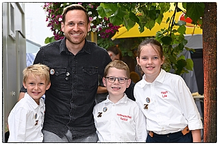 HDKSommerBiwak 2024-07-21 17  HDK Sommerbiwak 2024 - Pünktlich um 11.11 Uhr startete das 7. Sommerbiwak vom Hauptausschuss auf der Hauptbühne beim Duisburger Stadtfest zwischen City Palais und Forum. Die Akteure   im unterhaltsamen Programm, die Stark Reduzierte Einzelstücke, ⁠Lonnie & Friends von den Jungpiraten, die designierte Kinderprinzencrew 2024/25, ⁠Annika (Solo-Mariechen der KG Marxloher Jecken), die Kölner Band „⁠Miljö“ , wir die designierte Prinzencrew 2024/25 mit Holger II. und ⁠Philipp Godart. Für musikalische Untermalung sorgte das DJ Duo Schwarzwaldzimmer. : DVPJ, Holger II, Phil II., Prinz Karneval, Prinz, Prinzessin Mia I., Hofmarschälle, Page, Pagen, Paginnen, HDK, Duisburg, Karneval, Helau, Tollität, Event, Session 2024, Session 2025, HDK Duisburg, Hauptausschuss, Hauptausschuss Karneval Duisburg, Duisburg ist echt