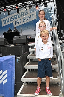 HDKSommerBiwak 2024-07-21 19  HDK Sommerbiwak 2024 - Pünktlich um 11.11 Uhr startete das 7. Sommerbiwak vom Hauptausschuss auf der Hauptbühne beim Duisburger Stadtfest zwischen City Palais und Forum. Die Akteure   im unterhaltsamen Programm, die Stark Reduzierte Einzelstücke, ⁠Lonnie & Friends von den Jungpiraten, die designierte Kinderprinzencrew 2024/25, ⁠Annika (Solo-Mariechen der KG Marxloher Jecken), die Kölner Band „⁠Miljö“ , wir die designierte Prinzencrew 2024/25 mit Holger II. und ⁠Philipp Godart. Für musikalische Untermalung sorgte das DJ Duo Schwarzwaldzimmer. : DVPJ, Holger II, Phil II., Prinz Karneval, Prinz, Prinzessin Mia I., Hofmarschälle, Page, Pagen, Paginnen, HDK, Duisburg, Karneval, Helau, Tollität, Event, Session 2024, Session 2025, HDK Duisburg, Hauptausschuss, Hauptausschuss Karneval Duisburg, Duisburg ist echt