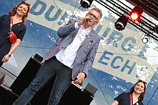 HDKSommerBiwak 2024-07-21 25  HDK Sommerbiwak 2024 - Pünktlich um 11.11 Uhr startete das 7. Sommerbiwak vom Hauptausschuss auf der Hauptbühne beim Duisburger Stadtfest zwischen City Palais und Forum. Die Akteure   im unterhaltsamen Programm, die Stark Reduzierte Einzelstücke, ⁠Lonnie & Friends von den Jungpiraten, die designierte Kinderprinzencrew 2024/25, ⁠Annika (Solo-Mariechen der KG Marxloher Jecken), die Kölner Band „⁠Miljö“ , wir die designierte Prinzencrew 2024/25 mit Holger II. und ⁠Philipp Godart. Für musikalische Untermalung sorgte das DJ Duo Schwarzwaldzimmer. : DVPJ, Holger II, Phil II., Prinz Karneval, Prinz, Prinzessin Mia I., Hofmarschälle, Page, Pagen, Paginnen, HDK, Duisburg, Karneval, Helau, Tollität, Event, Session 2024, Session 2025, HDK Duisburg, Hauptausschuss, Hauptausschuss Karneval Duisburg, Duisburg ist echt