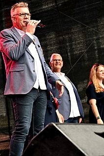 HDKSommerBiwak 2024-07-21 26  HDK Sommerbiwak 2024 - Pünktlich um 11.11 Uhr startete das 7. Sommerbiwak vom Hauptausschuss auf der Hauptbühne beim Duisburger Stadtfest zwischen City Palais und Forum. Die Akteure   im unterhaltsamen Programm, die Stark Reduzierte Einzelstücke, ⁠Lonnie & Friends von den Jungpiraten, die designierte Kinderprinzencrew 2024/25, ⁠Annika (Solo-Mariechen der KG Marxloher Jecken), die Kölner Band „⁠Miljö“ , wir die designierte Prinzencrew 2024/25 mit Holger II. und ⁠Philipp Godart. Für musikalische Untermalung sorgte das DJ Duo Schwarzwaldzimmer. : DVPJ, Holger II, Phil II., Prinz Karneval, Prinz, Prinzessin Mia I., Hofmarschälle, Page, Pagen, Paginnen, HDK, Duisburg, Karneval, Helau, Tollität, Event, Session 2024, Session 2025, HDK Duisburg, Hauptausschuss, Hauptausschuss Karneval Duisburg, Duisburg ist echt