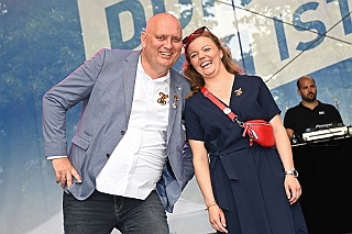 HDKSommerBiwak 2024-07-21 27  HDK Sommerbiwak 2024 - Pünktlich um 11.11 Uhr startete das 7. Sommerbiwak vom Hauptausschuss auf der Hauptbühne beim Duisburger Stadtfest zwischen City Palais und Forum. Die Akteure   im unterhaltsamen Programm, die Stark Reduzierte Einzelstücke, ⁠Lonnie & Friends von den Jungpiraten, die designierte Kinderprinzencrew 2024/25, ⁠Annika (Solo-Mariechen der KG Marxloher Jecken), die Kölner Band „⁠Miljö“ , wir die designierte Prinzencrew 2024/25 mit Holger II. und ⁠Philipp Godart. Für musikalische Untermalung sorgte das DJ Duo Schwarzwaldzimmer. : DVPJ, Holger II, Phil II., Prinz Karneval, Prinz, Prinzessin Mia I., Hofmarschälle, Page, Pagen, Paginnen, HDK, Duisburg, Karneval, Helau, Tollität, Event, Session 2024, Session 2025, HDK Duisburg, Hauptausschuss, Hauptausschuss Karneval Duisburg, Duisburg ist echt