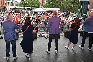 HDKSommerBiwak 2024-07-21 28  HDK Sommerbiwak 2024 - Pünktlich um 11.11 Uhr startete das 7. Sommerbiwak vom Hauptausschuss auf der Hauptbühne beim Duisburger Stadtfest zwischen City Palais und Forum. Die Akteure   im unterhaltsamen Programm, die Stark Reduzierte Einzelstücke, ⁠Lonnie & Friends von den Jungpiraten, die designierte Kinderprinzencrew 2024/25, ⁠Annika (Solo-Mariechen der KG Marxloher Jecken), die Kölner Band „⁠Miljö“ , wir die designierte Prinzencrew 2024/25 mit Holger II. und ⁠Philipp Godart. Für musikalische Untermalung sorgte das DJ Duo Schwarzwaldzimmer. : DVPJ, Holger II, Phil II., Prinz Karneval, Prinz, Prinzessin Mia I., Hofmarschälle, Page, Pagen, Paginnen, HDK, Duisburg, Karneval, Helau, Tollität, Event, Session 2024, Session 2025, HDK Duisburg, Hauptausschuss, Hauptausschuss Karneval Duisburg, Duisburg ist echt