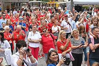HDKSommerBiwak 2024-07-21 29  HDK Sommerbiwak 2024 - Pünktlich um 11.11 Uhr startete das 7. Sommerbiwak vom Hauptausschuss auf der Hauptbühne beim Duisburger Stadtfest zwischen City Palais und Forum. Die Akteure   im unterhaltsamen Programm, die Stark Reduzierte Einzelstücke, ⁠Lonnie & Friends von den Jungpiraten, die designierte Kinderprinzencrew 2024/25, ⁠Annika (Solo-Mariechen der KG Marxloher Jecken), die Kölner Band „⁠Miljö“ , wir die designierte Prinzencrew 2024/25 mit Holger II. und ⁠Philipp Godart. Für musikalische Untermalung sorgte das DJ Duo Schwarzwaldzimmer. : DVPJ, Holger II, Phil II., Prinz Karneval, Prinz, Prinzessin Mia I., Hofmarschälle, Page, Pagen, Paginnen, HDK, Duisburg, Karneval, Helau, Tollität, Event, Session 2024, Session 2025, HDK Duisburg, Hauptausschuss, Hauptausschuss Karneval Duisburg, Duisburg ist echt