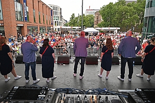 HDKSommerBiwak 2024-07-21 30  HDK Sommerbiwak 2024 - Pünktlich um 11.11 Uhr startete das 7. Sommerbiwak vom Hauptausschuss auf der Hauptbühne beim Duisburger Stadtfest zwischen City Palais und Forum. Die Akteure   im unterhaltsamen Programm, die Stark Reduzierte Einzelstücke, ⁠Lonnie & Friends von den Jungpiraten, die designierte Kinderprinzencrew 2024/25, ⁠Annika (Solo-Mariechen der KG Marxloher Jecken), die Kölner Band „⁠Miljö“ , wir die designierte Prinzencrew 2024/25 mit Holger II. und ⁠Philipp Godart. Für musikalische Untermalung sorgte das DJ Duo Schwarzwaldzimmer. : DVPJ, Holger II, Phil II., Prinz Karneval, Prinz, Prinzessin Mia I., Hofmarschälle, Page, Pagen, Paginnen, HDK, Duisburg, Karneval, Helau, Tollität, Event, Session 2024, Session 2025, HDK Duisburg, Hauptausschuss, Hauptausschuss Karneval Duisburg, Duisburg ist echt