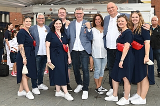 HDKSommerBiwak 2024-07-21 33  HDK Sommerbiwak 2024 - Pünktlich um 11.11 Uhr startete das 7. Sommerbiwak vom Hauptausschuss auf der Hauptbühne beim Duisburger Stadtfest zwischen City Palais und Forum. Die Akteure   im unterhaltsamen Programm, die Stark Reduzierte Einzelstücke, ⁠Lonnie & Friends von den Jungpiraten, die designierte Kinderprinzencrew 2024/25, ⁠Annika (Solo-Mariechen der KG Marxloher Jecken), die Kölner Band „⁠Miljö“ , wir die designierte Prinzencrew 2024/25 mit Holger II. und ⁠Philipp Godart. Für musikalische Untermalung sorgte das DJ Duo Schwarzwaldzimmer. : DVPJ, Holger II, Phil II., Prinz Karneval, Prinz, Prinzessin Mia I., Hofmarschälle, Page, Pagen, Paginnen, HDK, Duisburg, Karneval, Helau, Tollität, Event, Session 2024, Session 2025, HDK Duisburg, Hauptausschuss, Hauptausschuss Karneval Duisburg, Duisburg ist echt