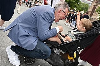HDKSommerBiwak 2024-07-21 37  HDK Sommerbiwak 2024 - Pünktlich um 11.11 Uhr startete das 7. Sommerbiwak vom Hauptausschuss auf der Hauptbühne beim Duisburger Stadtfest zwischen City Palais und Forum. Die Akteure   im unterhaltsamen Programm, die Stark Reduzierte Einzelstücke, ⁠Lonnie & Friends von den Jungpiraten, die designierte Kinderprinzencrew 2024/25, ⁠Annika (Solo-Mariechen der KG Marxloher Jecken), die Kölner Band „⁠Miljö“ , wir die designierte Prinzencrew 2024/25 mit Holger II. und ⁠Philipp Godart. Für musikalische Untermalung sorgte das DJ Duo Schwarzwaldzimmer. : DVPJ, Holger II, Phil II., Prinz Karneval, Prinz, Prinzessin Mia I., Hofmarschälle, Page, Pagen, Paginnen, HDK, Duisburg, Karneval, Helau, Tollität, Event, Session 2024, Session 2025, HDK Duisburg, Hauptausschuss, Hauptausschuss Karneval Duisburg, Duisburg ist echt