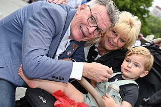 HDKSommerBiwak 2024-07-21 38  HDK Sommerbiwak 2024 - Pünktlich um 11.11 Uhr startete das 7. Sommerbiwak vom Hauptausschuss auf der Hauptbühne beim Duisburger Stadtfest zwischen City Palais und Forum. Die Akteure   im unterhaltsamen Programm, die Stark Reduzierte Einzelstücke, ⁠Lonnie & Friends von den Jungpiraten, die designierte Kinderprinzencrew 2024/25, ⁠Annika (Solo-Mariechen der KG Marxloher Jecken), die Kölner Band „⁠Miljö“ , wir die designierte Prinzencrew 2024/25 mit Holger II. und ⁠Philipp Godart. Für musikalische Untermalung sorgte das DJ Duo Schwarzwaldzimmer. : DVPJ, Holger II, Phil II., Prinz Karneval, Prinz, Prinzessin Mia I., Hofmarschälle, Page, Pagen, Paginnen, HDK, Duisburg, Karneval, Helau, Tollität, Event, Session 2024, Session 2025, HDK Duisburg, Hauptausschuss, Hauptausschuss Karneval Duisburg, Duisburg ist echt