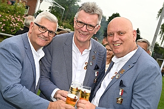 01 90Jahr VFT 2024-07-27 12  Tour-Samstag 27. Juli - 90 Jahre „Verein der Freunde des Duisburger Tierparks e.V.“. Die ZOOFREUNDE DUISBURG feierten mit viel Unterhaltung für Groß und Klein auf dem Gelände des PSV. Zu Sommerfest des Moerser Jecken Komitees ging es dann auf die andere Rheinseite. Zum Abschluss des Tages mit  dem Moerser Hofstaat in unser Stammquartier „Coupe 1990“ in Duisburger Süden. : DVPJ, Holger II, Phil II., Prinz Karneval, Prinz, Prinzessin Mia I., Hofmarschälle, Page, Pagen, Paginnen, HDK, Duisburg, Karneval, Helau, Tollität, Event, Session 2024, Session 2025, HDK Duisburg, Hauptausschuss, Hauptausschuss Karneval Duisburg, Duisburg ist echt