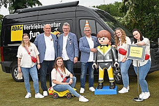 01 90Jahr VFT 2024-07-27 18  Tour-Samstag 27. Juli - 90 Jahre „Verein der Freunde des Duisburger Tierparks e.V.“. Die ZOOFREUNDE DUISBURG feierten mit viel Unterhaltung für Groß und Klein auf dem Gelände des PSV. Zu Sommerfest des Moerser Jecken Komitees ging es dann auf die andere Rheinseite. Zum Abschluss des Tages mit  dem Moerser Hofstaat in unser Stammquartier „Coupe 1990“ in Duisburger Süden. : DVPJ, Holger II, Phil II., Prinz Karneval, Prinz, Prinzessin Mia I., Hofmarschälle, Page, Pagen, Paginnen, HDK, Duisburg, Karneval, Helau, Tollität, Event, Session 2024, Session 2025, HDK Duisburg, Hauptausschuss, Hauptausschuss Karneval Duisburg, Duisburg ist echt