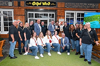 03 Coupe 2024-07-27 05  Tour-Samstag 27. Juli - 90 Jahre „Verein der Freunde des Duisburger Tierparks e.V.“. Die ZOOFREUNDE DUISBURG feierten mit viel Unterhaltung für Groß und Klein auf dem Gelände des PSV. Zu Sommerfest des Moerser Jecken Komitees ging es dann auf die andere Rheinseite. Zum Abschluss des Tages mit  dem Moerser Hofstaat in unser Stammquartier „Coupe 1990“ in Duisburger Süden. : DVPJ, Holger II, Phil II., Prinz Karneval, Prinz, Prinzessin Mia I., Hofmarschälle, Page, Pagen, Paginnen, HDK, Duisburg, Karneval, Helau, Tollität, Event, Session 2024, Session 2025, HDK Duisburg, Hauptausschuss, Hauptausschuss Karneval Duisburg, Duisburg ist echt