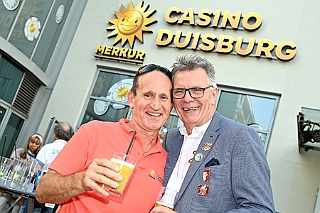 MERKURCASINO 2024-08-10 02  Sommerfest 2024 - Am Samstag, den 10. August 2024, Partyzone auf dem Averdunkplatz in Duisburgs Innenstadt. Das MERKUR CASINO Duisburg hat wieder zum großen Open-Air Sommerfest eingeladen, wir waren dabei. : DVPJ, Holger II, Phil II., Prinz Karneval, Prinz, Prinzessin Mia I., Hofmarschälle, Page, Pagen, Paginnen, HDK, Duisburg, Karneval, Helau, Tollität, Event, Session 2024, Session 2025, HDK Duisburg, Hauptausschuss, Hauptausschuss Karneval Duisburg, Duisburg ist echt
